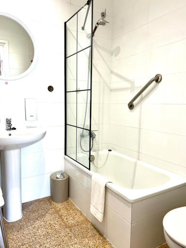Bathroom 3, Escondite central con terraza compartida en la azotea, Girona