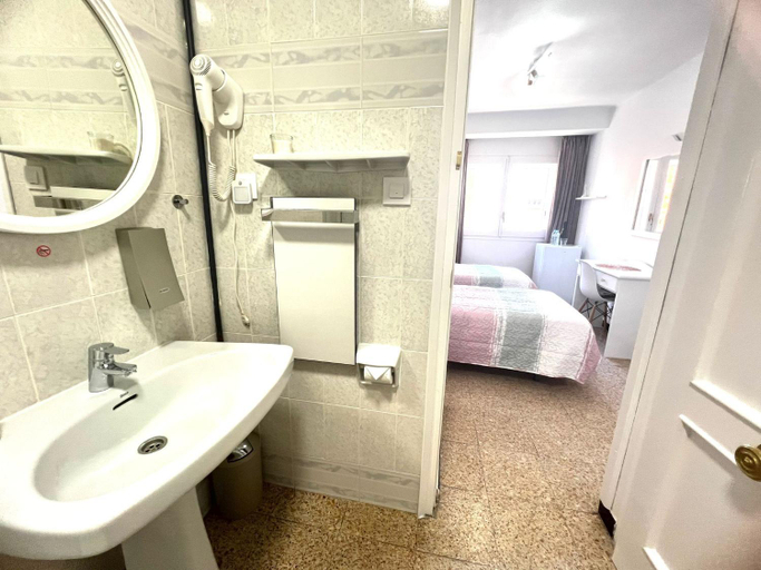 Bedroom 2, Escondite central con terraza compartida en la azotea, Girona