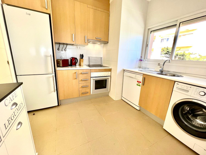 Others 5, Beachfront Seaview Litoralmar apt, Fast WIFI, Airco, Pool, Private Parking, Portimão