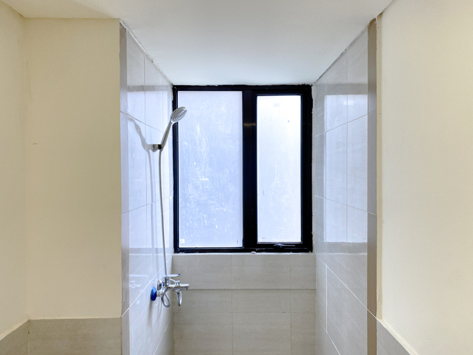 Bathroom, Homey 2BR with Work Space at Meikarta Apartment By Travelio, Cikarang