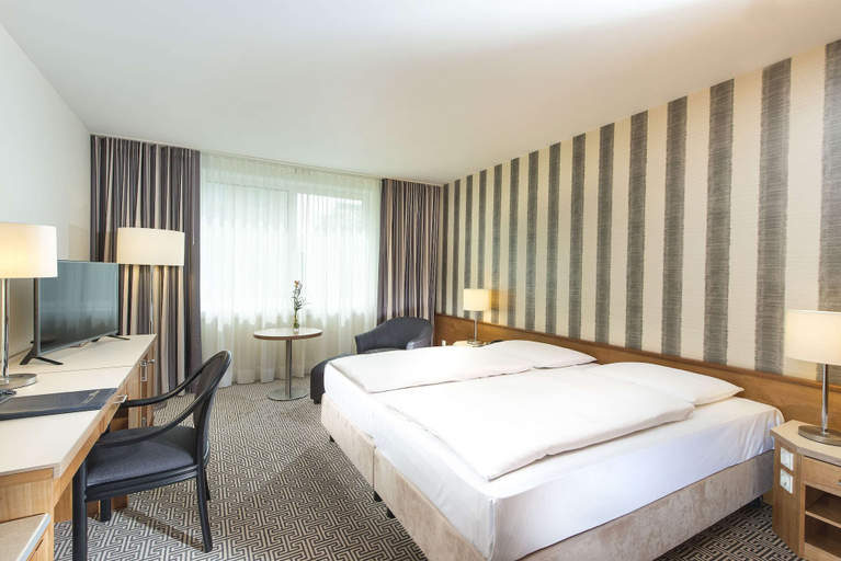 Bedroom 4, Maritim Hotel Stuttgart, Stuttgart