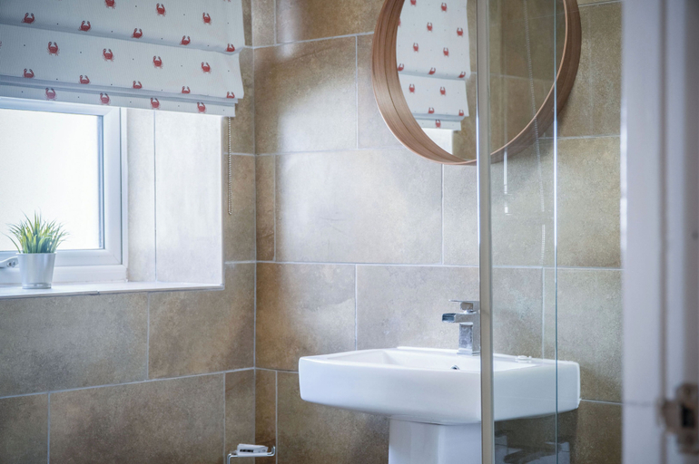 Bathroom 4, Haven View - 2 Bedroom Apartment - Milford Haven, Pembrokeshire