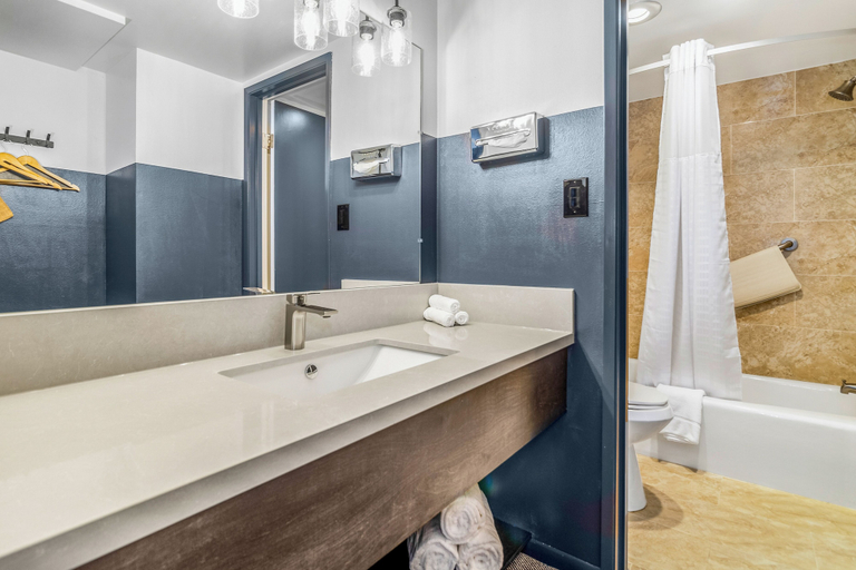 Bathroom 3, The Angler Lodge, Siskiyou