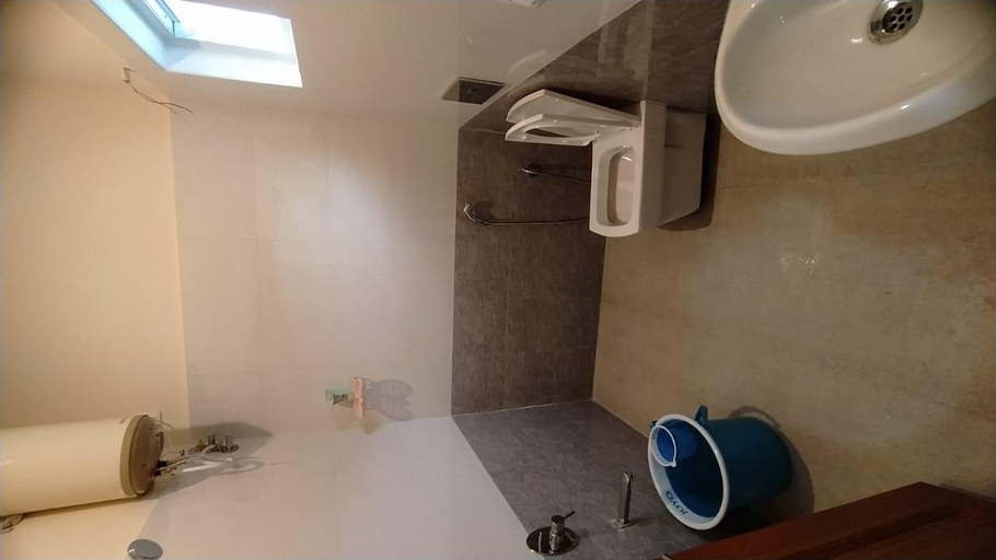 Bathroom 3, Sun Deluxe Villa, Yercaud, Salem