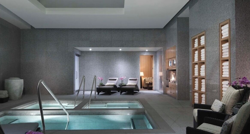 Sport & Beauty 2, Classic Suite Signature Resort Pool View, Clark