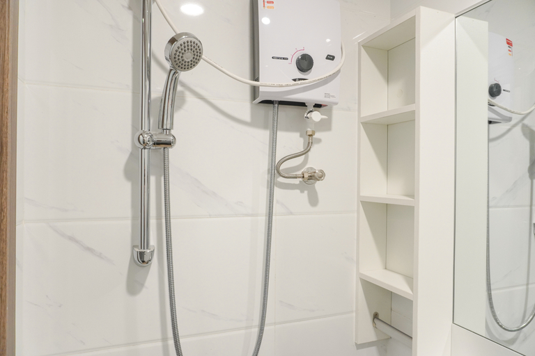 Bathroom 4, Good and Modern Studio at Sky House Alam Sutera Apartment By Travelio, Tangerang