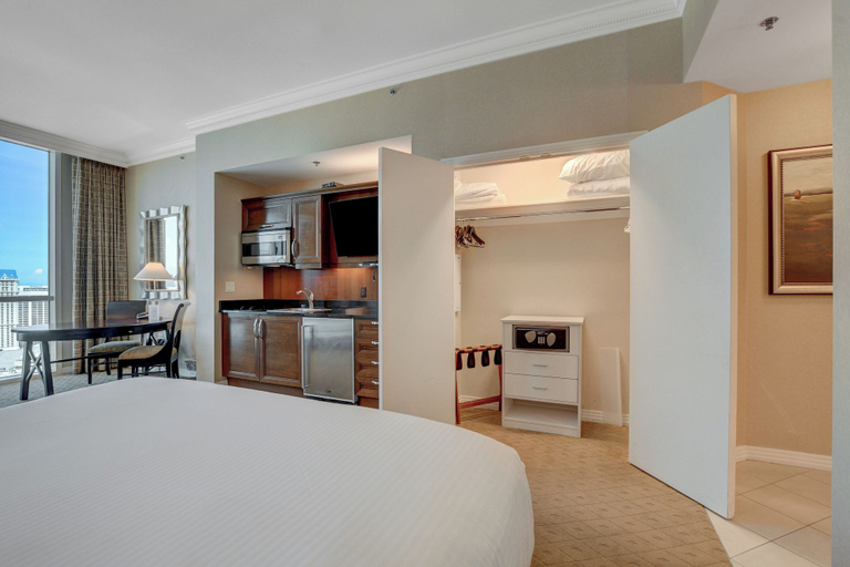 Bedroom 3, Classic Suite Signature Resort Pool View, Clark