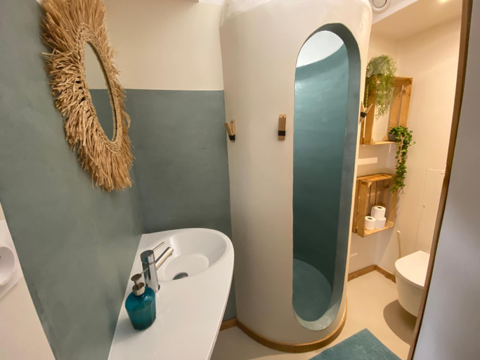 Bathroom 3, Le Patio aux Oiseaux, Bouches-du-Rhône