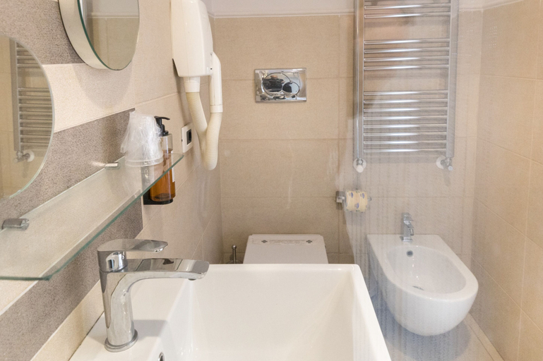 Bathroom 5, Roof Garden Zaccardi, Rome