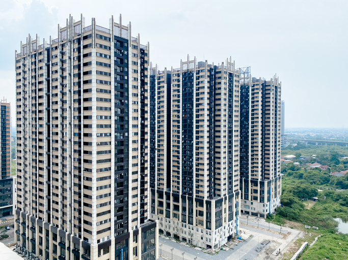 Exterior & Views 3, Homey 2BR with Work Space at Meikarta Apartment By Travelio, Cikarang