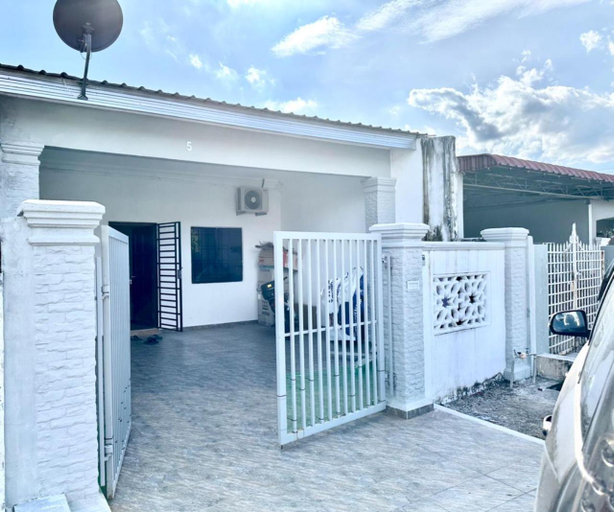 Exterior & Views