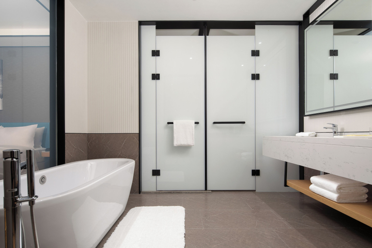 Bathroom 4, Hilton Garden Inn Shenzhen Guangming Hongqiao Park, Shenzhen