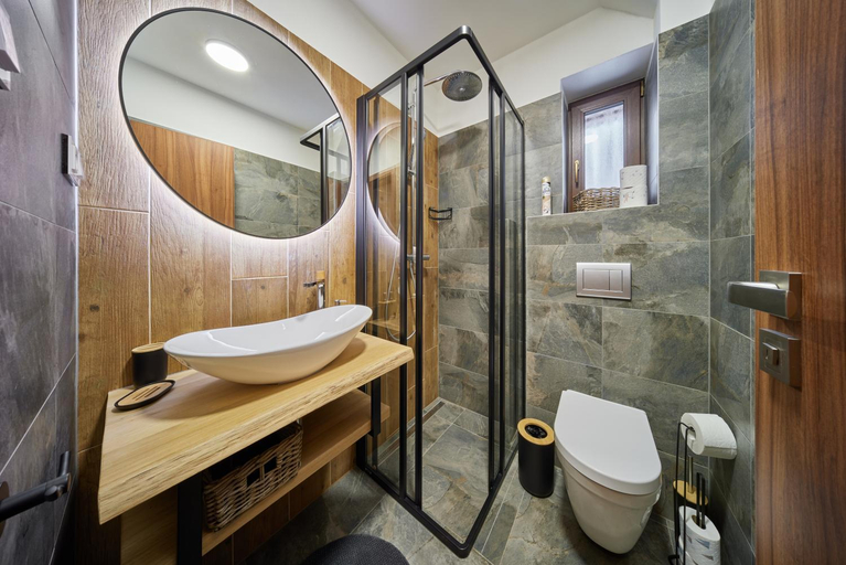 Shower 2, Vlci Stopa Apartments, Trutnov