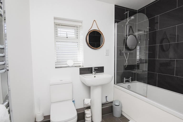 Bathroom 4, NEW 2BD Pontact Flat in the Heart of Didcot, Oxfordshire