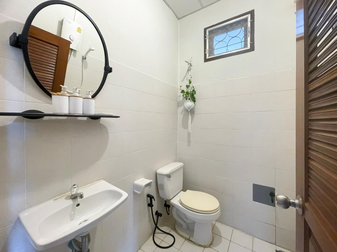Bathroom 4, Silpasom ARTstay, Phunphin