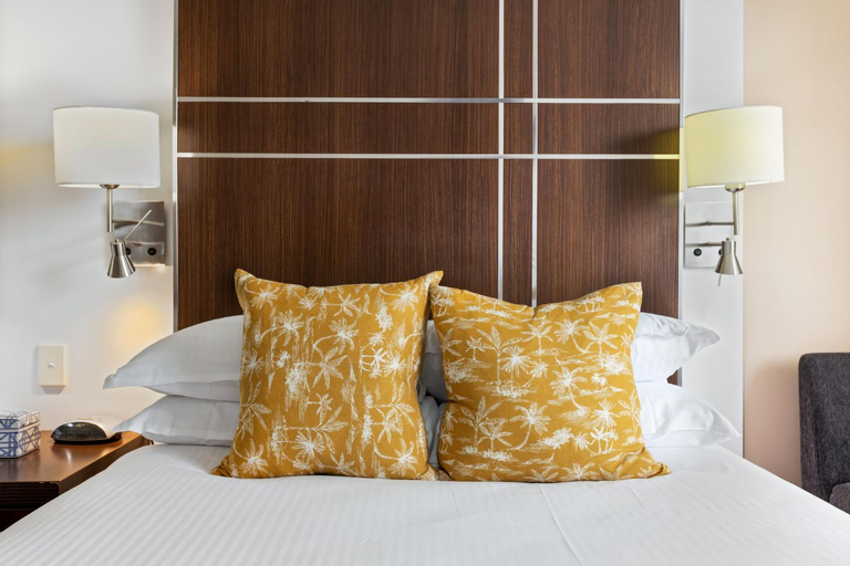 Cosy Studio with Ocean Views & Rooftop Jacuzzis, Gold Coast