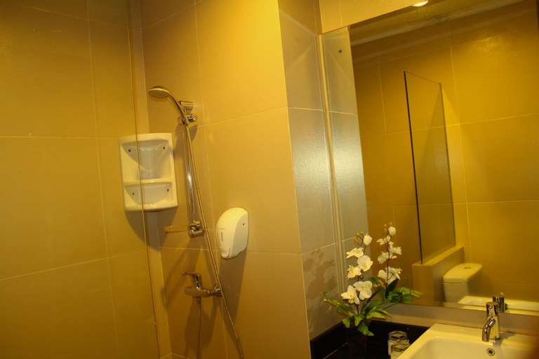 Bathroom 16