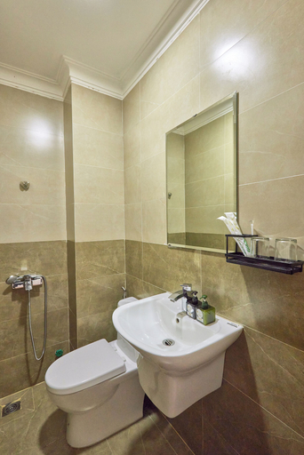 Bathroom 3, Queen's Motel, Huế