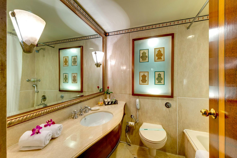 Bathroom 4, Hotel Hindusthan International Kolkata, Kolkata