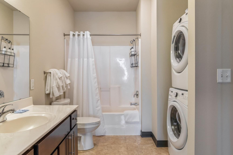 Room 5, Milwaukee Executive 1BD 1BA Downtown Apartment, Milwaukee