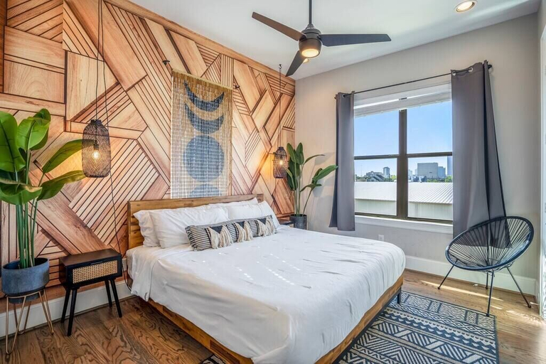 Bedroom 3, Luxury Downtown Home w Rooftop Deck in the Skyline, Houston