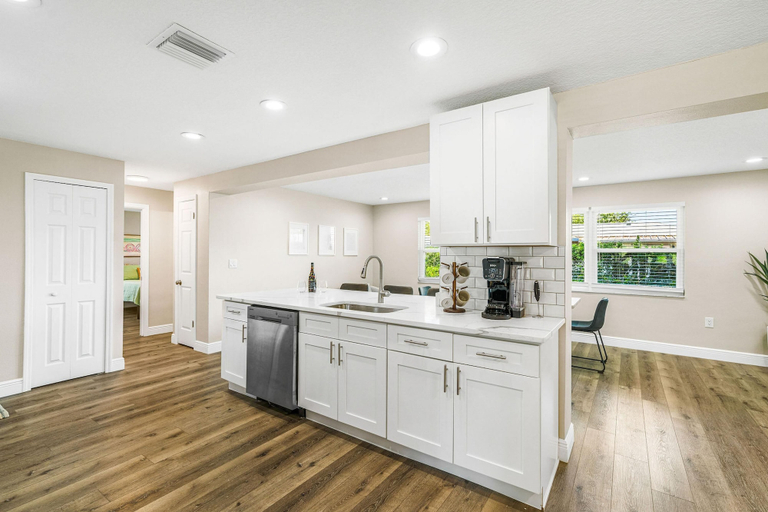 Room 4, Heated Pool Hot tub Clearwater Dunedin Pet Friendly, Pinellas