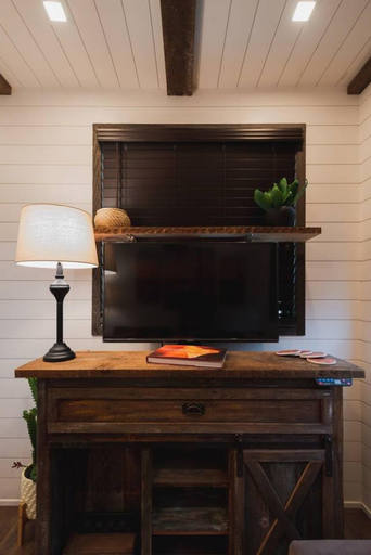 Room 2, The Hacienda Container Tiny Home 12 min to Magnolia Baylor, McLennan