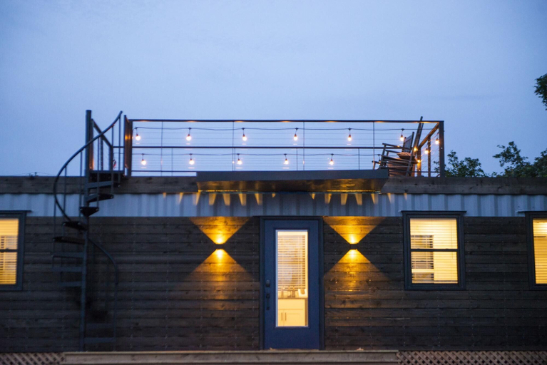 Exterior & Views, The Woods- Container Tiny House 12 min to Magnolia/Baylor/Downtown, McLennan