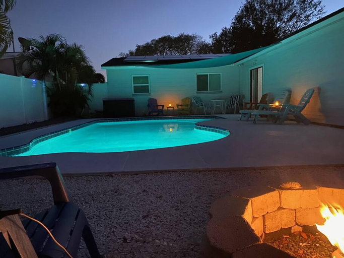 Room 3, Heated Pool Close to St Pete Tampa Pet Friendly, Pinellas