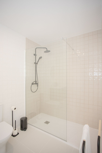 Bathroom 2, NAX Apartment F by Liiiving, Porto
