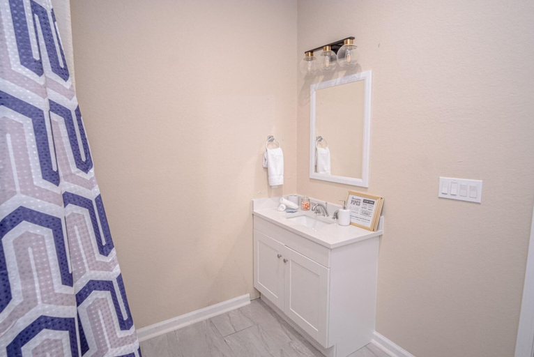 Bathroom 3, Beautiful Fenced 3BR 2BA Near Exciting Downtown, Bexar