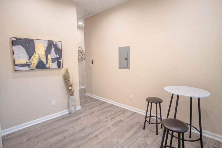 Others 5, Beautiful Fenced 3BR 2BA Near Exciting Downtown, Bexar