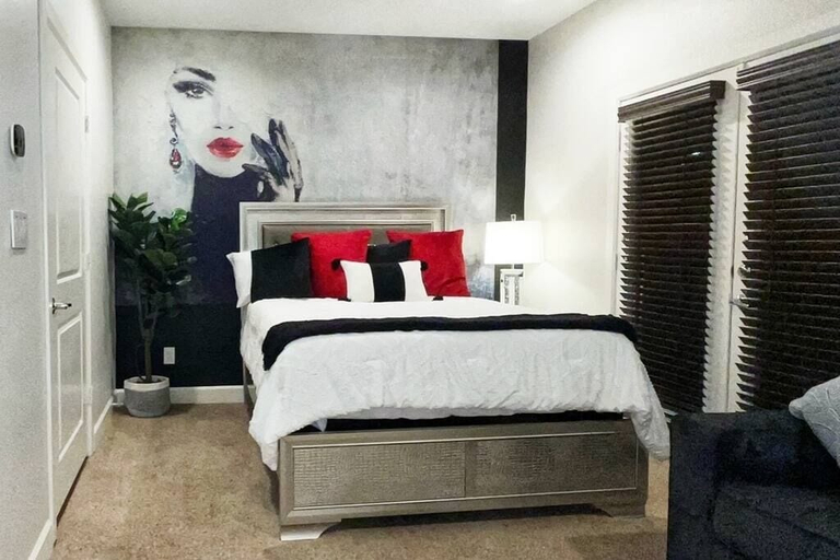 Bedroom 3, Posh Dtwn Midtown Home w Stunning Roof-topterrace, Houston