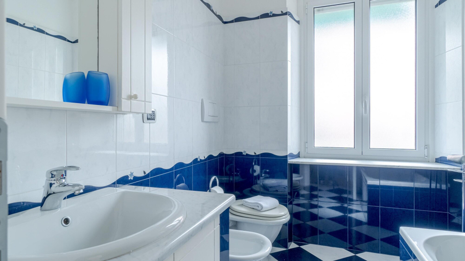Room 4, Via Aurelia Levante in Rapallo, Genova