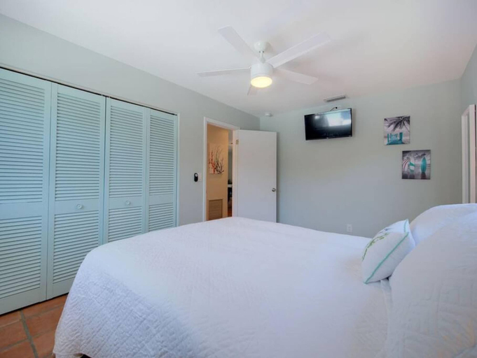 Room 4, Steps to Beach Heated Pool, Pinellas
