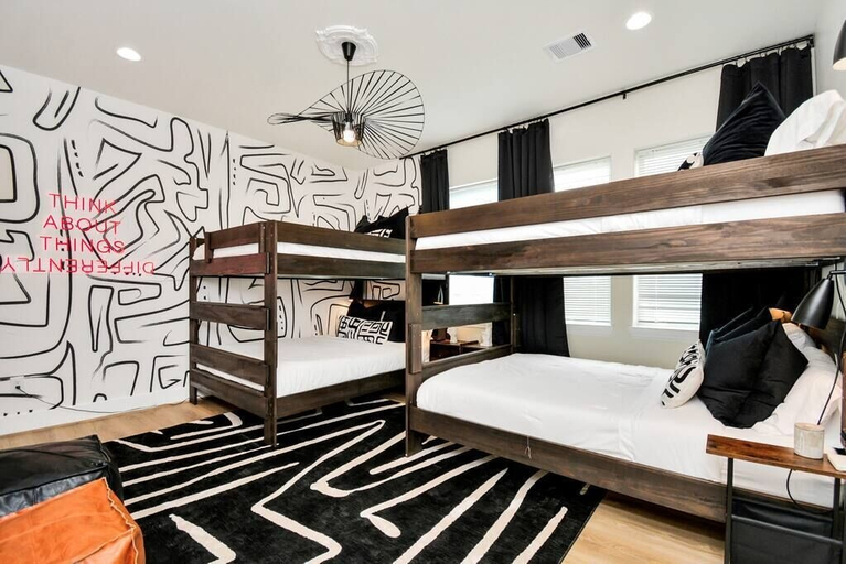 Bedroom 3, Paradise Palace Best Rooftop in HTX w Hot Tub, Houston