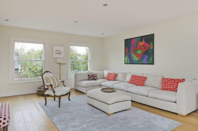 Others 5, Spacious 3-bedroom Apartment in Earls Court, London
