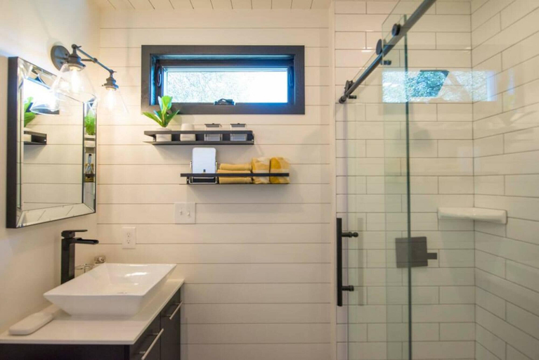 Bathroom 5, The Zephyr Tiny Container Home 12 min to Downtown Waco, McLennan