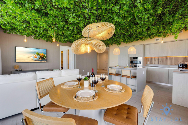 Room 3, Airbnb Jungle Experience High-floor Pools, Broward