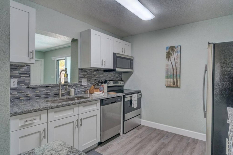 Private kitchen, Heated Pool Close to St Pete Tampa Pet Friendly, Pinellas