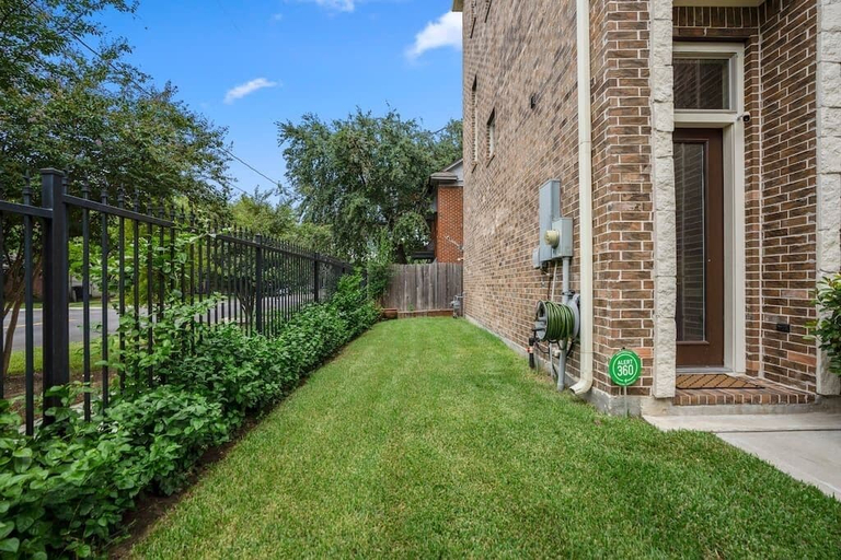 Exterior & Views 2, Posh Dtwn Midtown Home w Stunning Roof-topterrace, Houston