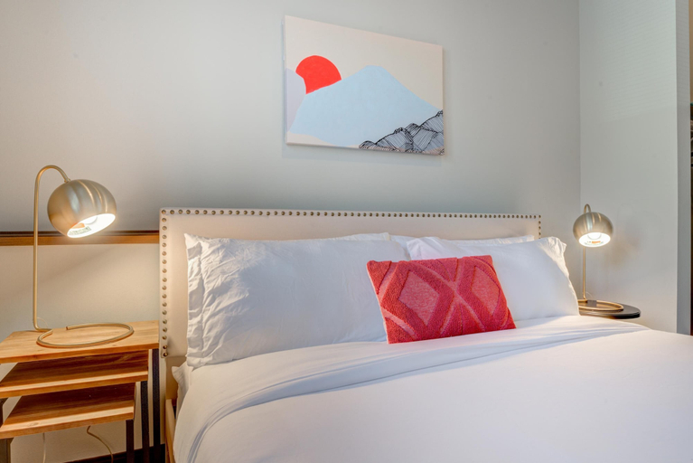 Room 3, Kasa Pet Friendly Nearby Local Eateries Milwaukee, Milwaukee