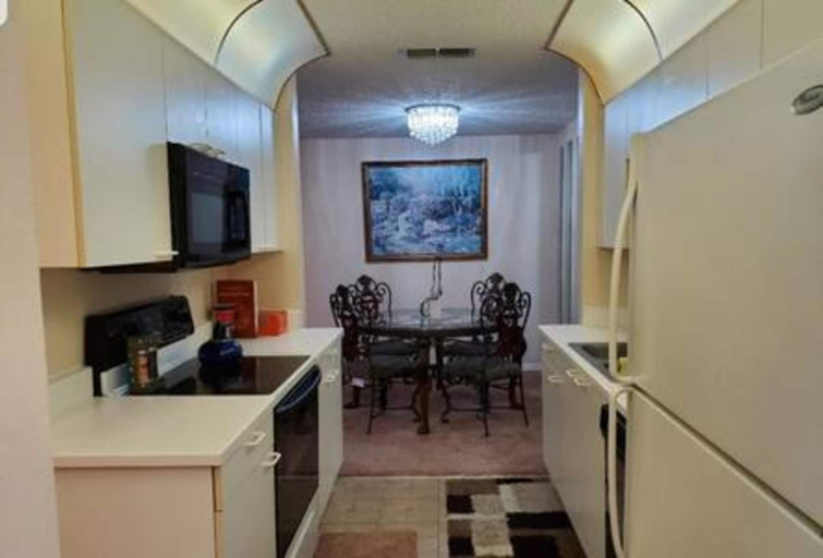 Private kitchen 2, 101 Bent Tree Modern Lux 2BR 2BA Heated Pool, Volusia