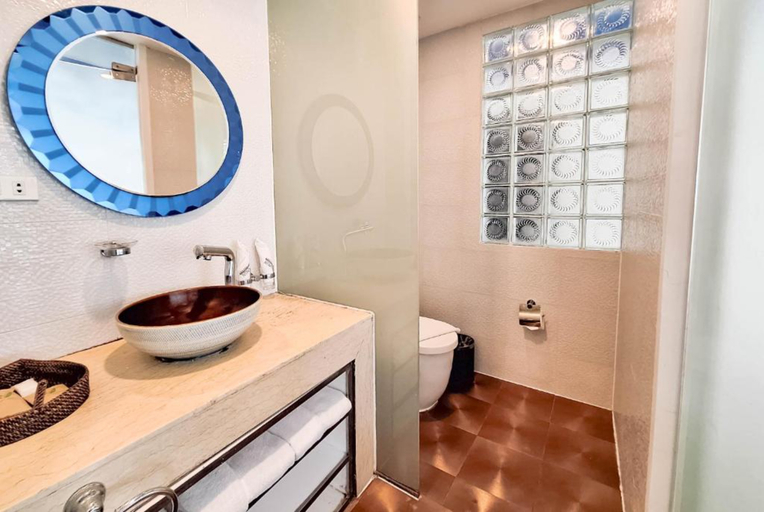 Bathroom 5, Boracay Ocean Club Resort and Spa, Malay