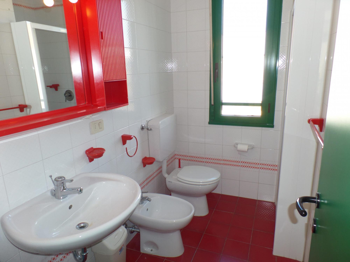 Bathroom 5, Condominio Luisa in Bibione, Venezia