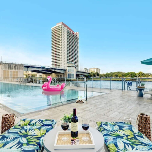 Room 5, Luxury 3 Br- Front Intercostal View Amazing Pools, Broward