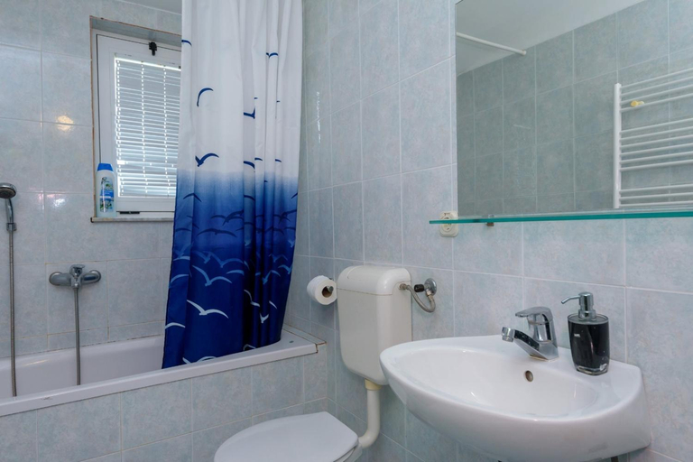 Bathroom 3, Villa Usce, Ploče
