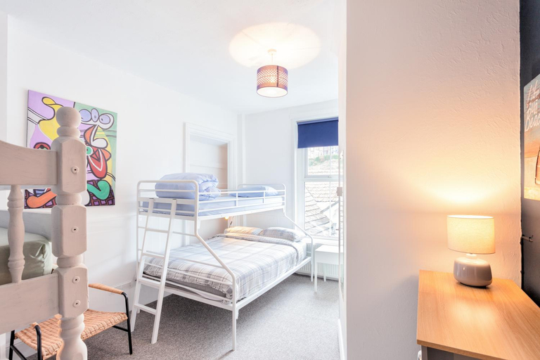 Others 4, Ocean Backpackers self-catering hostel, Devon