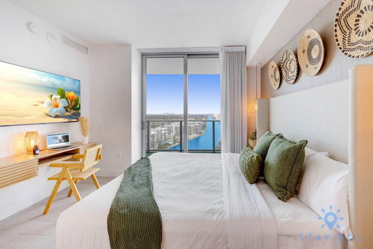 Room 1, Airbnb Jungle Experience High-floor Pools, Broward