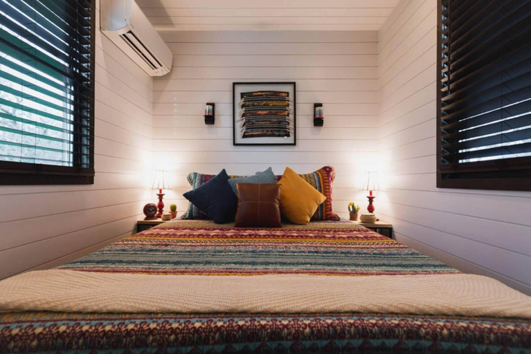 Room 4, The Hacienda Container Tiny Home 12 min to Magnolia Baylor, McLennan